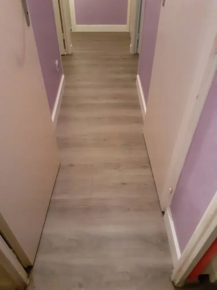 Revêtement de sol souple couloirwebp