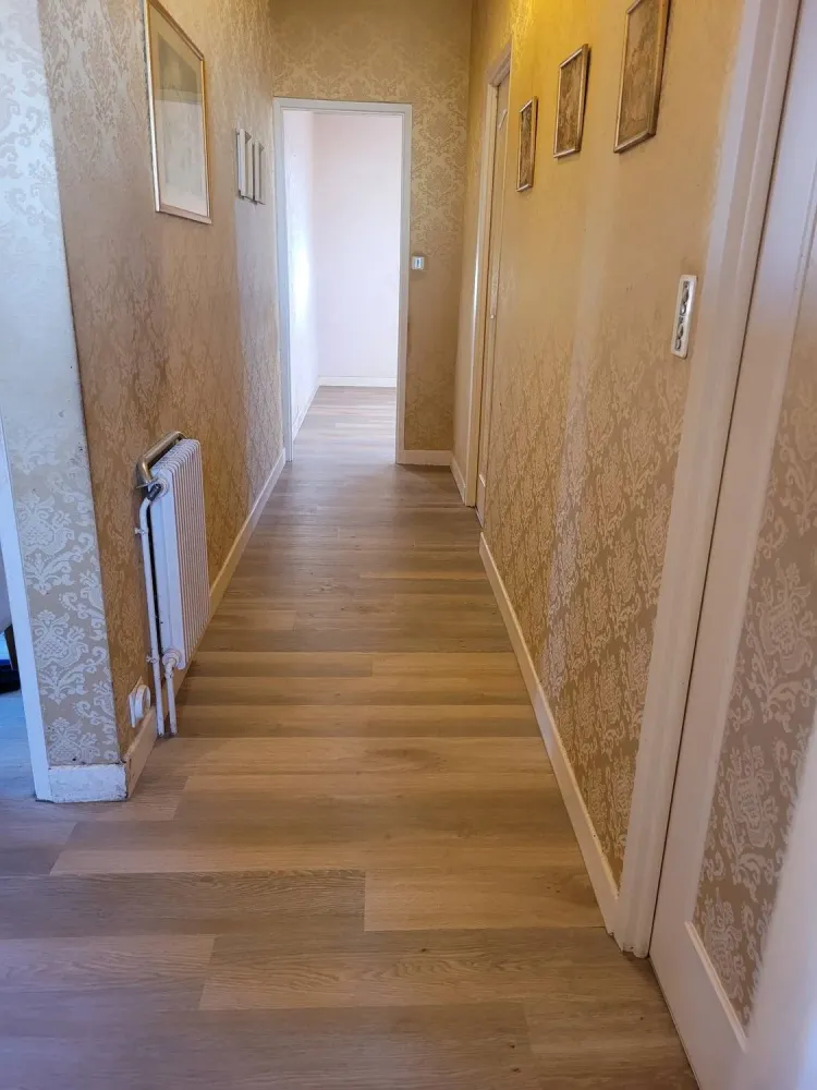 Revêtement de sol souple petit couloir finiwebp