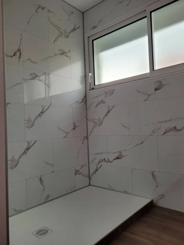Salle de bain mur de douche